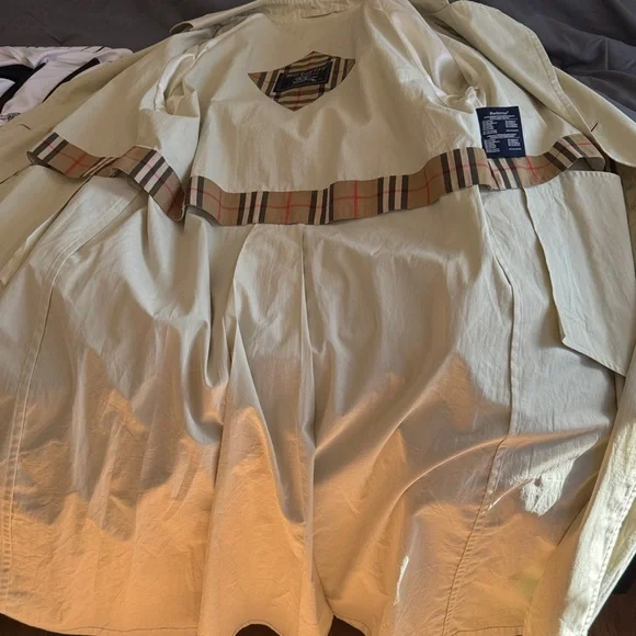 Vintage Burberry Beige Trench Coat with Classic Silhouette,size Large - Picture 11 of 16